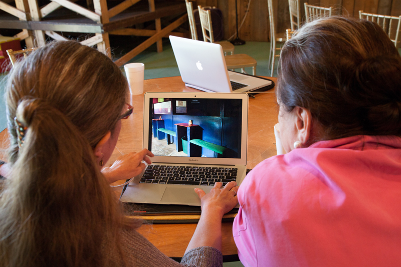 Magdalena Sole reviewing work with Students at Photo Xpeditions Mississippi Delta workshop