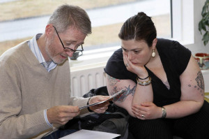 Einar Falur Ingolfsson reviewing work with Students on workshop Iceland 2012 | Photo Xpedions