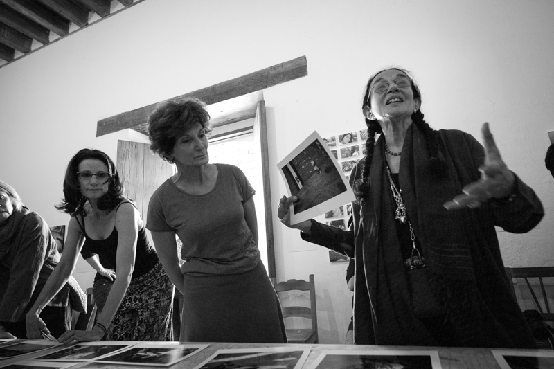 Mary Ellen Mark reviewing work with Students at Oaxaca 2014 | Photo Xpeditions