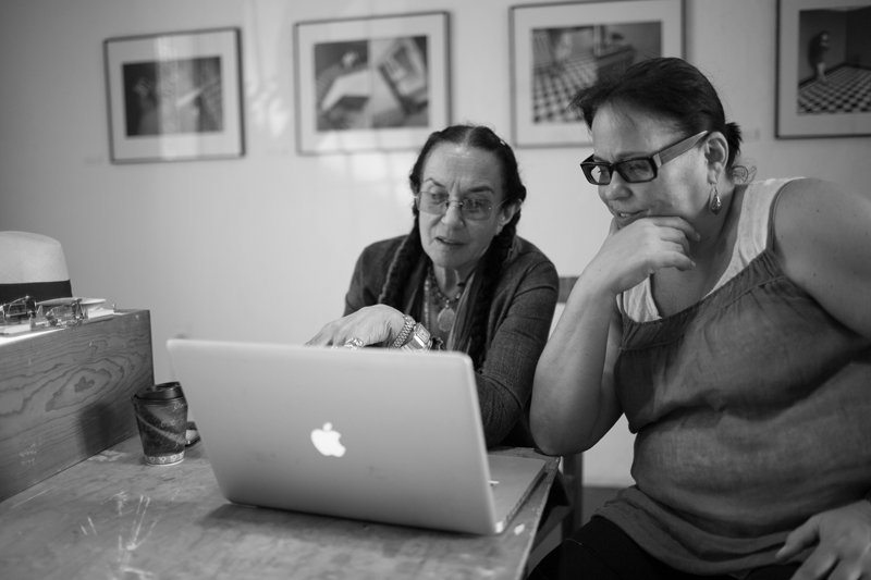 Mary Ellen Mark reviewing work with Students at Oaxaca 2014 | Photo Xpeditions