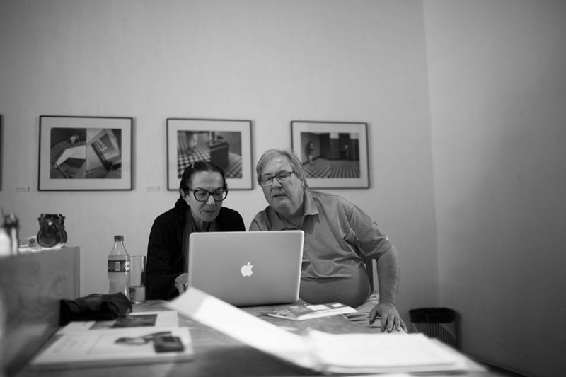 Mary Ellen Mark reviewing work with Students at Oaxaca 2014 | Photo Xpeditions