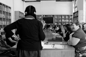 Mary Ellen Mark reviewing work with Students at Oaxaca workshop 2012 | Photo Xpeditions