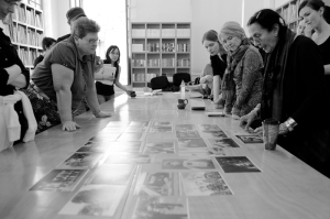 Mary Ellen Mark reviewing work with Students at Oaxaca workshop 2012 | Photo Xpeditions