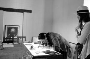 Mary Ellen Mark reviewing work with Students at Oaxaca workshop 2012 | Photo Xpeditions