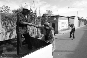 Mary Ellen Mark with Students at Oaxaca workshop 2012 | Photo Xpeditions