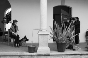 Mary Ellen Mark taking pictures with Students on workshop Oaxaca 2012 | Photo Xpedions