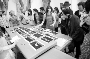 Mary Ellen Mark reviewing work with Students on workshop Oaxaca 2013 | Photo Xpedions