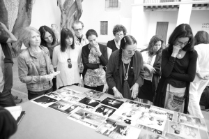 Mary Ellen Mark reviewing work with Students on workshop Oaxaca 2013 | Photo Xpedions