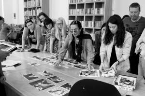 Mary Ellen Mark reviewing work with Students at Oaxaca workshop 2012 | Photo Xpeditions