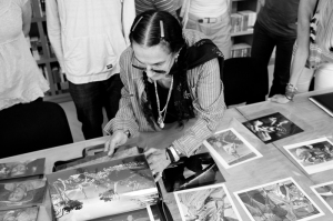 Mary Ellen Mark reviewing work with Students at Oaxaca workshop 2012 | Photo Xpeditions