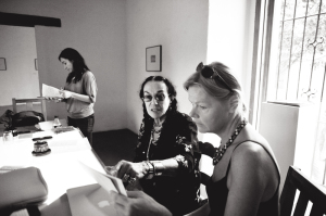 Mary Ellen Mark reviewing work with Students at Oaxaca workshop 2012 | Photo Xpeditions