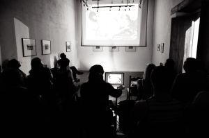 Mary Ellen Mark reviewing work with Students at Oaxaca workshop 2012 | Photo Xpeditions