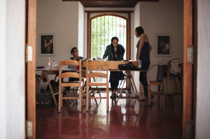 Mary Ellen Mark reviewing work with Students at Oaxaca workshop 2012 | Photo Xpeditions