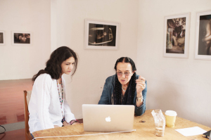 Mary Ellen Mark reviewing work with Students at Oaxaca workshop 2012 | Photo Xpeditions