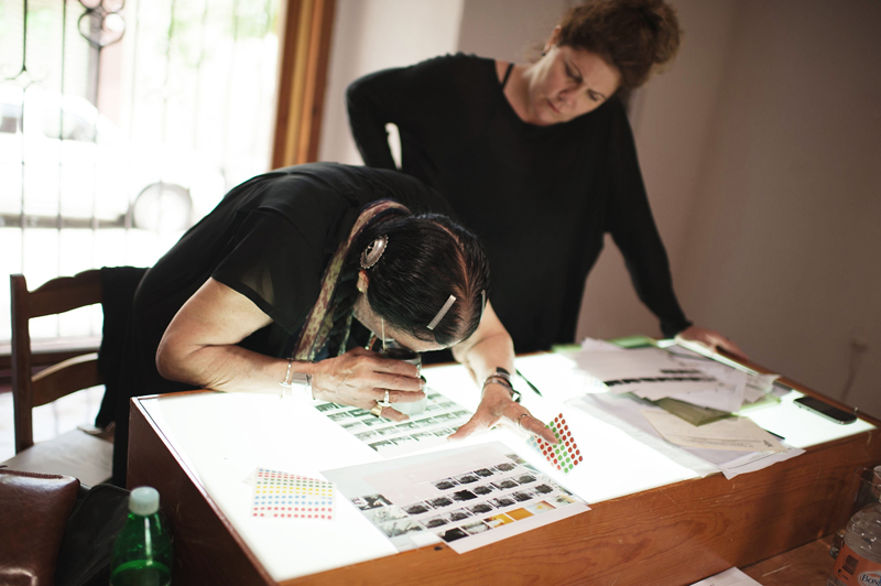 Mary Ellen Mark reviewing work with Students at Oaxaca workshop 2012 | Photo Xpeditions